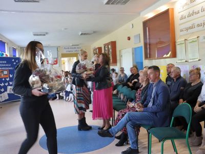 Rodzice w trakcie podziękowań dla nauczycieli i pracowników szkoły.