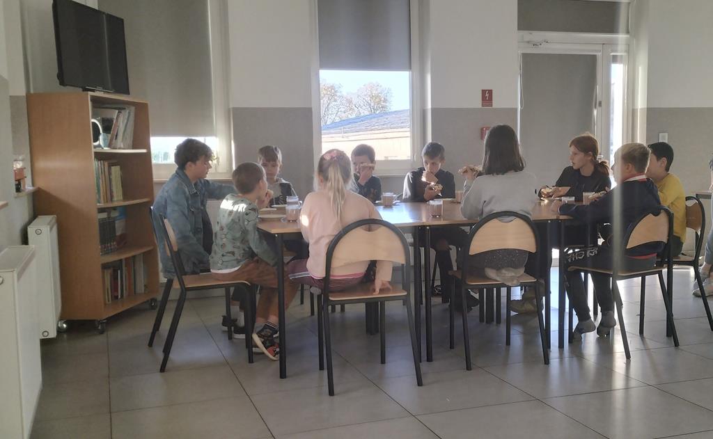 Dzieci z Kusic zajadają się goframi.