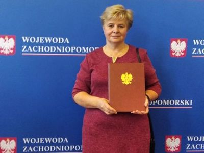 Nagrodzona Jolanta Wydra pozuje do zdjęcia. 