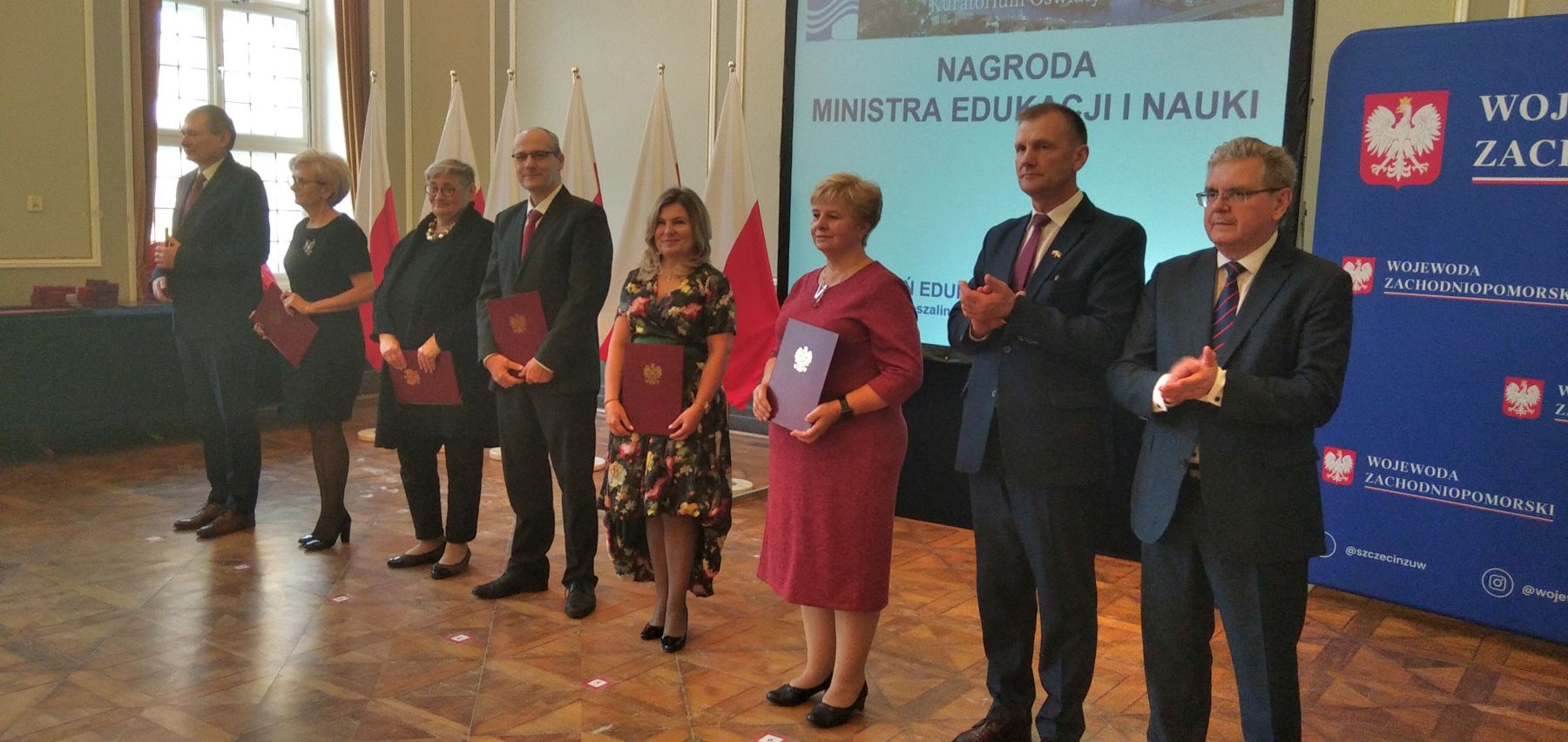 Nagrodzeni podczas uroczystego spotkania w Kuratorium w Koszalinie.