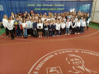 Społeczność Szkoły Podstawowej i zaproszeni goście podczas uroczystej akademii z okazji Dnia Edukacji Narodowej.