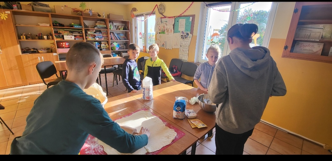 Wspólne przygotowanie ciasta i farszu na pierogi przez dzieci z Placówki Wsparcia Dziennego w Podgórkach.