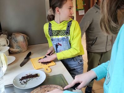 Dzieci z Placówki Wsparcia Dziennego w Kosierzewie podczas przygotowywania muffinek.