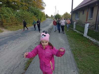 Dzieci z Placówki Wsparcia Dziennego z Lasek podczas spaceru do lasu.