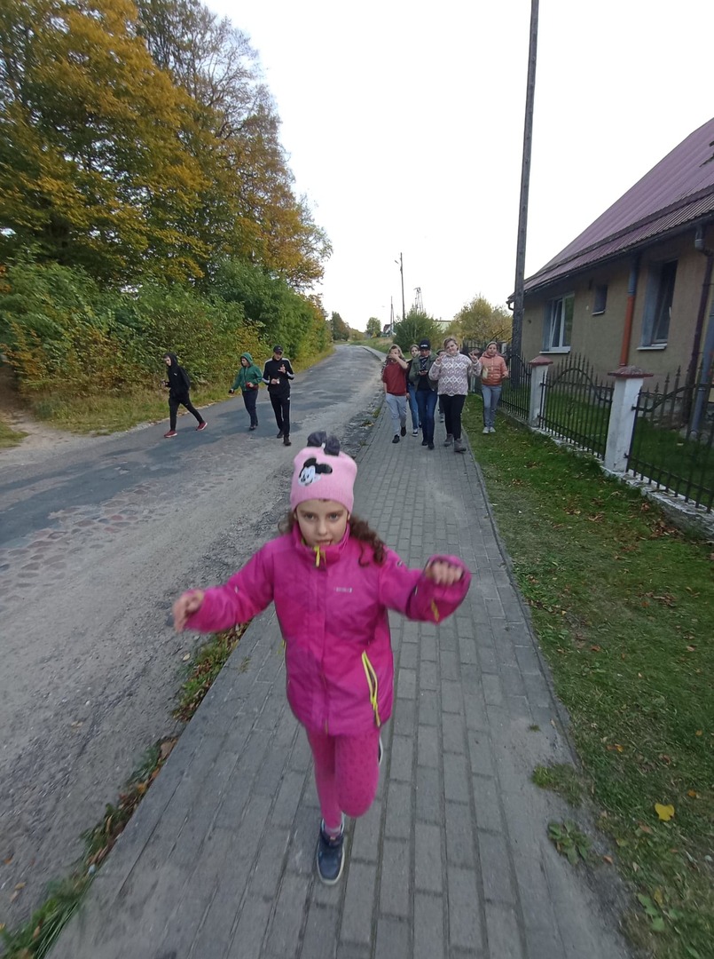 Dzieci z Placówki Wsparcia Dziennego z Lasek podczas spaceru do lasu.
