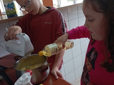 Dzieci z Placówki Wsparcia Dziennego w Laskach wyrabiają masę na ciasto jabłkowe.