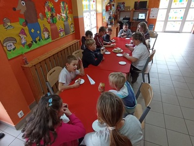 Dzieci z Placówki Wsparcia Dziennego w Laskach kosztują upieczone ciasto z jabłkami.
