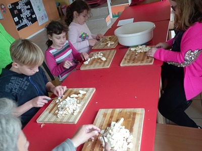 Dzieci z Placówki Wsparcia Dziennego w Laskach kroją jabłka na dżem.
