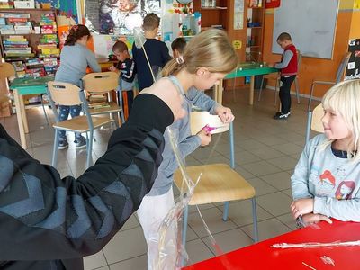 Dzieci z Placówki Wsparcia Dziennego w Laskach budują wieże z makaronu.