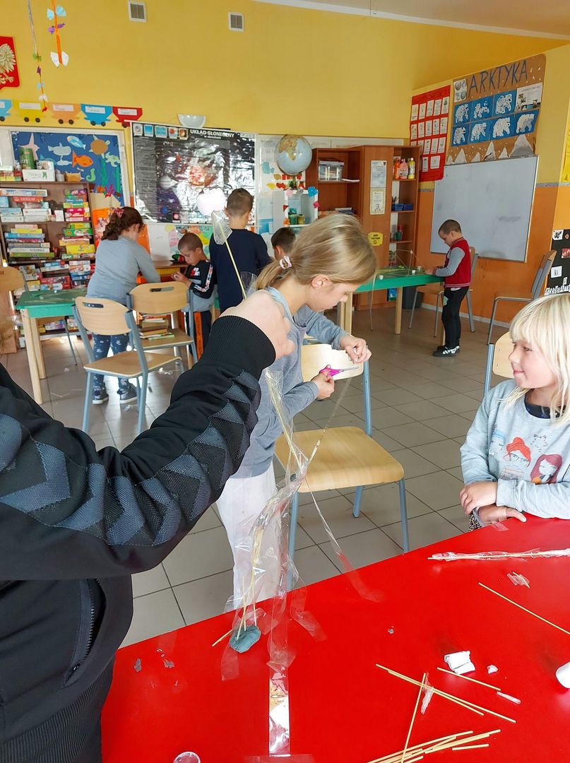 Dzieci z Placówki Wsparcia Dziennego w Laskach budują wieże z makaronu.