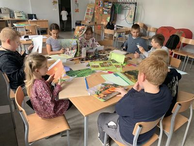 Dzieci z malechowskiej świetlicy wykonują pracę na temat jesieni. 