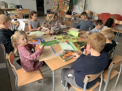 Dzieci z malechowskiej świetlicy wykonują pracę na temat jesieni. 