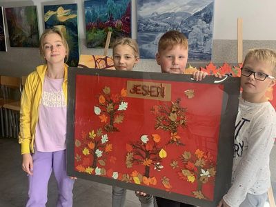 Dzieci z malechowskiej świetlicy prezentują przygotowany plakat na temat jesieni. 