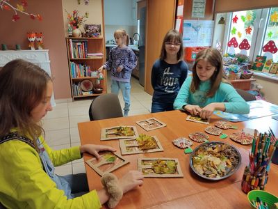 Dzieci z Kosierzewa wykonują jesienne kartki.
