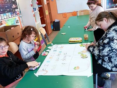 Dzieci z Lasek przygotowują pracę plastyczną. 