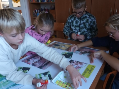 Dzieci z Ostrowca przygotowują plakat.