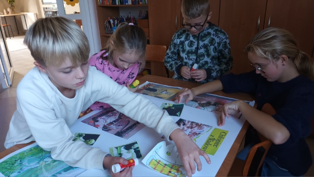 Dzieci z Ostrowca przygotowują plakat.