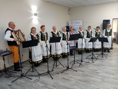 Jeden z zaproszonych zespołów podczas występu w Niemicy.