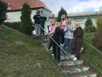 Obserwacja przez  uczniów z klasy VI Szkoły Podstawowej w Lejkowie zaćmienia słońca.