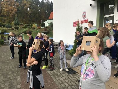 Obserwacja przez  uczniów ze Szkoły Podstawowej w Lejkowie zaćmienia Słońca. 
