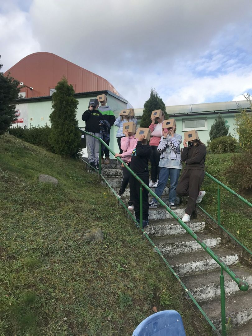 Obserwacja przez uczniów z klasy VI Szkoły Podstawowej w Lejkowie zaćmienia słońca.