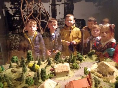 Uczniowie kl. I-III z Zespołu Szkół w Ostrowcu oglądają makietę miasta i słuchają legendy o jego powstaniu w Muzeum Multimedialnym w Trzęsaczu.