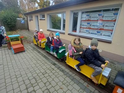 Uczniowie kl. I-III z Zespołu Szkół w Ostrowcu rozpoczynają przejażdżkę mini kolejką w Parku Miniatur i Kolei.