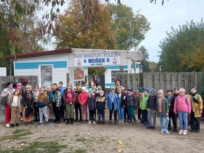 Uczniowie kl. I-III z Zespołu Szkół w Ostrowcu wraz z opiekunami przed wejściem do Parku Miniatur i Kolei w Dziwnowie.