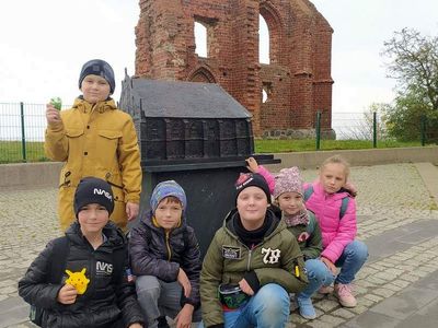 Uczniowie kl. I-III z Zespołu Szkół w Ostrowcu przed ruinami kościółka w Trzęsaczu.