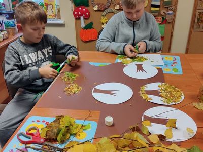 Grupa wychowanków z Placówki Wsparcia Dziennego w Kosierzewie prezentuje pracę plastyczną.