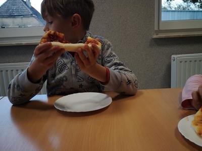 Chłopiec z Placówki Wsparcia Dziennego w Kusicach zsmakuje minipizzerki. 