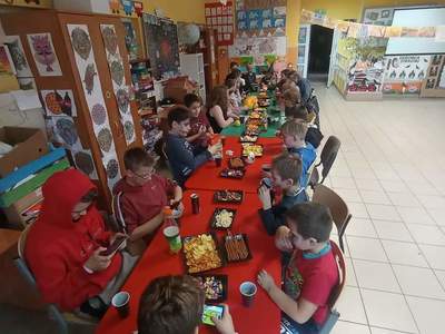  Dzieci z Placówki Wsparcia Dziennego z Lasek degustują słodkie i słone przekąski. 