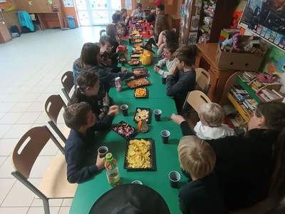 Dzieci z Placówki Wsparcia Dziennego z Lasek degustują słodkie i słone przekąski. 