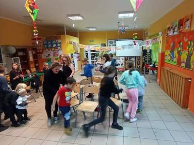 Dzieci z Placówki Wsparcia Dziennego z Lasek biorą udział w zabawie "Gorące krzesła". 