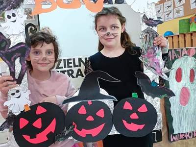 Dziewczynki z Placówki Wsparcia Dziennego z Lasek prezentują swoje kostiumy na Halloween. 