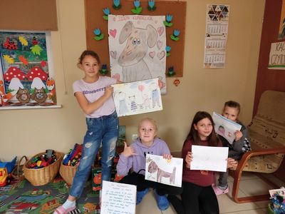 Dzieci z Kosierzewa pozują do zdjęcia z pracami dotyczącymi kundelka.