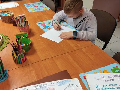 Chłopiec z Kosierzewa przygotowuje pracę dotyczącą kundelka. 