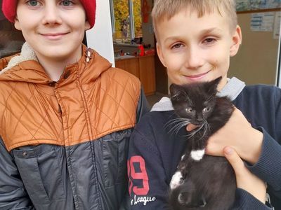 Chłopcy z Sulechowa pozują do zdjęcia z kotkiem. 