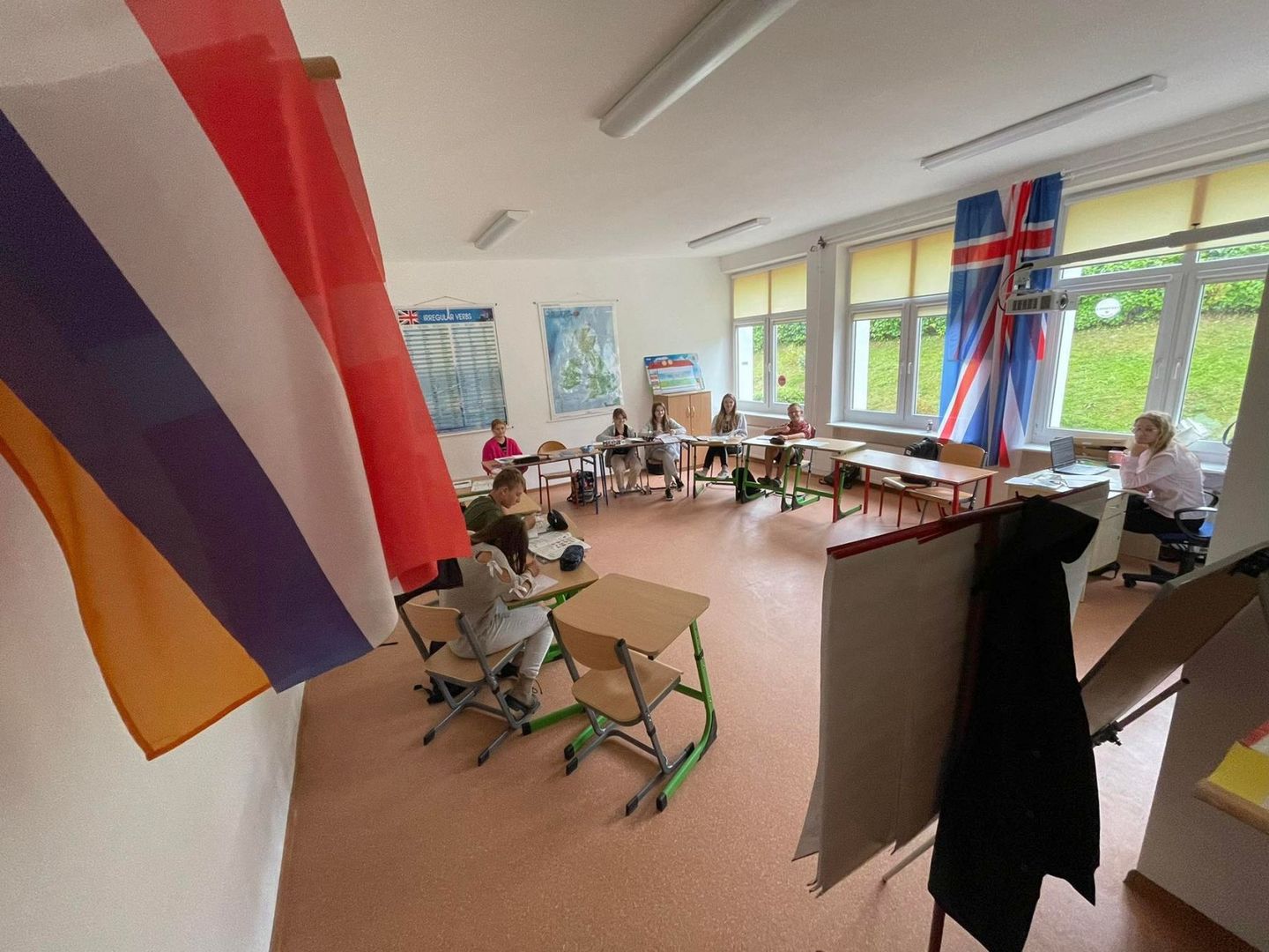 Dzieci wraz z nauczycielem w nowej pracowni języka angielskiego. 