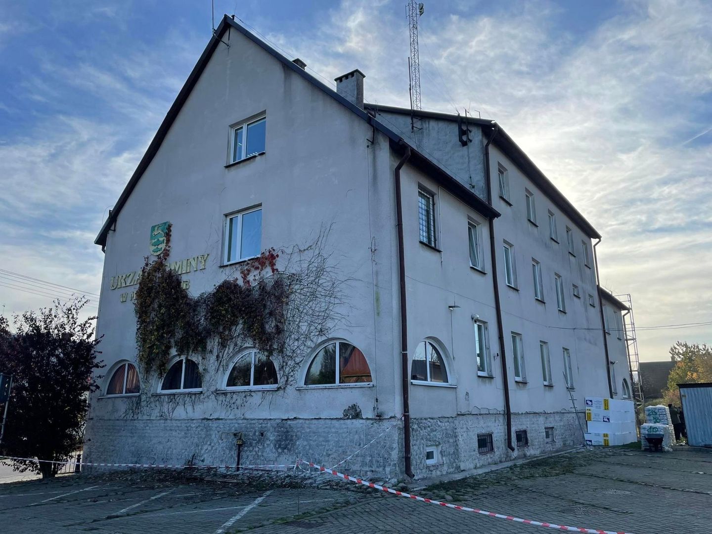 Remontowany budynek Urzędu Gminy Malechowo. 