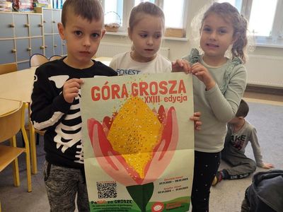 Dzieci z oddziału przedszkolnego ze  Szkoły Podstawowej w Niemicy prezentują plakat akcji „Góra Grosza”.