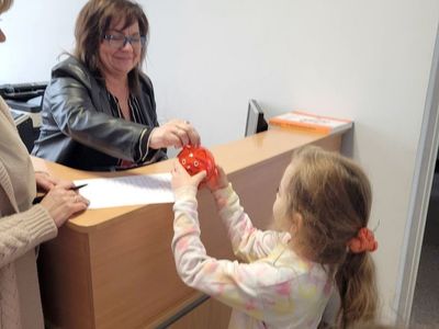 Dyrektor Szkoły Podstawowej w Niemicy wspiera akcję Góry Grosza.