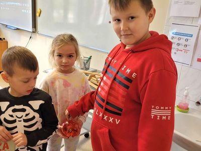 Wolontariusze z oddziału przedszkolnego z Szkoły Podstawowej w Niemicy prezentują akcję w klasie piątej.