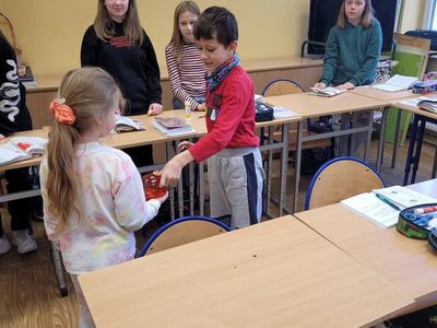 Wolontariusze z oddziału przedszkolnego ze Szkoły Podstawowej w Niemicy prezentują akcję w klasie czwartej.