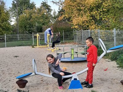 Dzieci z Placówki Wsparcia Dziennego w Przystawach bawią się na placu zabaw.