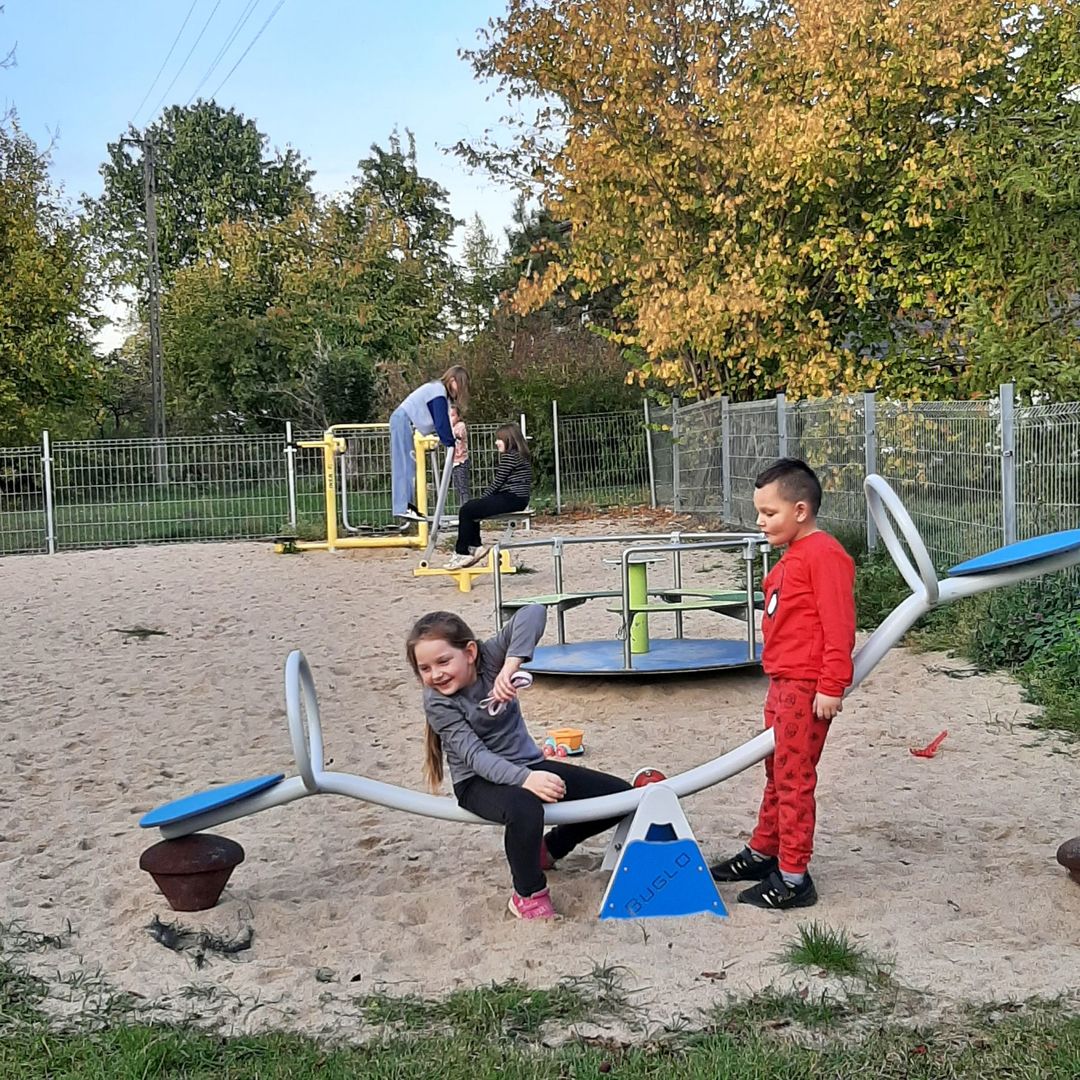 Dzieci z Placówki Wsparcia Dziennego w Przystawach bawią się na placu zabaw.