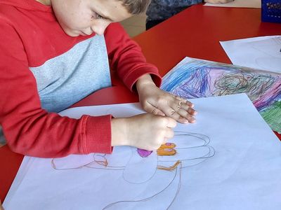 Podopieczni z Placówki Wsparcia Dziennego w Laskach w trakcie rysowania swojego bohatera z bajki.