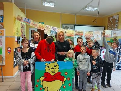 Zdjęcie ze wspólnie wykonaną postacią Kubusia Puchatka, wychowankowie i wychowawca. 