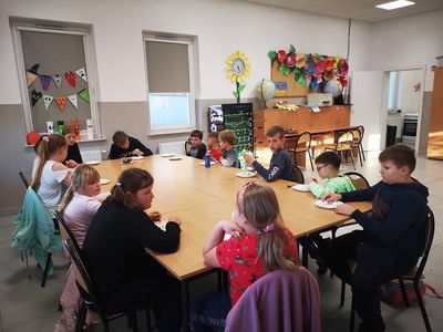 Dzieci z Placówki Wsparcia Dziennego w Laskach spożywają przygotowane duszki bezowe.