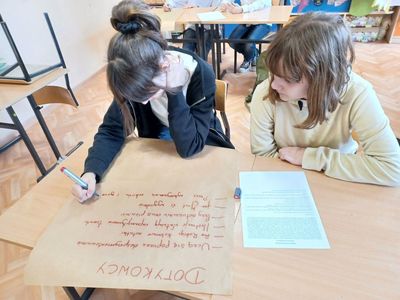 Dziewczęta zapisują informacje dotyczące stylu uczenia się dotykowców.